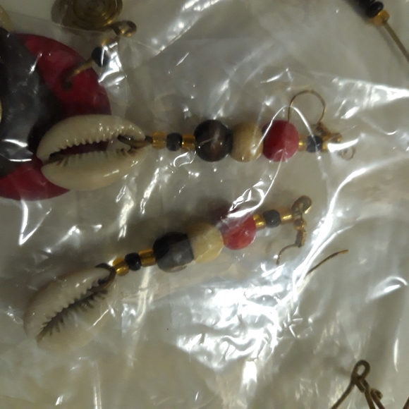 Multi Color Queen Choker & Earring Set - Picture 4 of 5